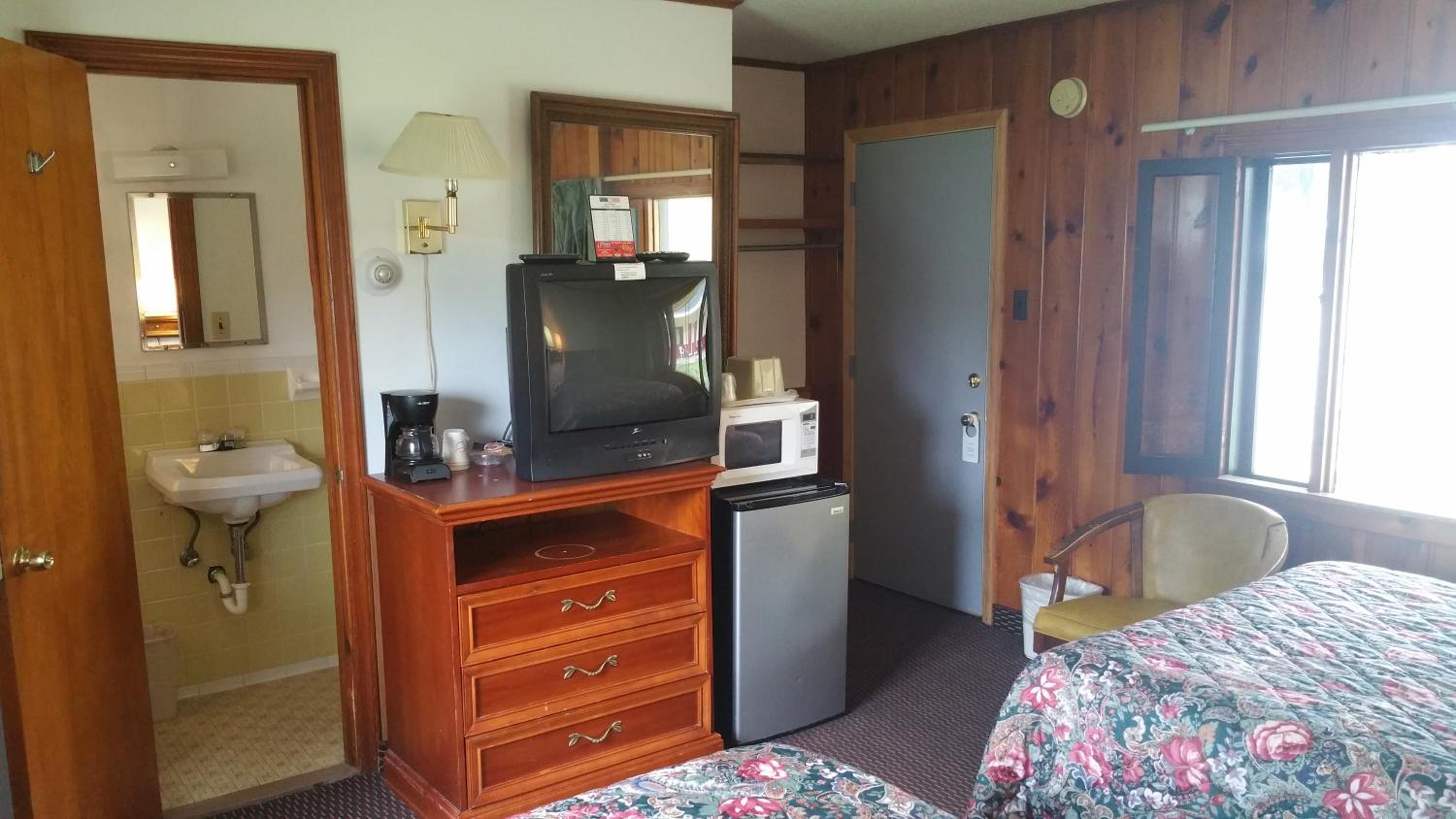 Sun 'n Snow Motel 8/50