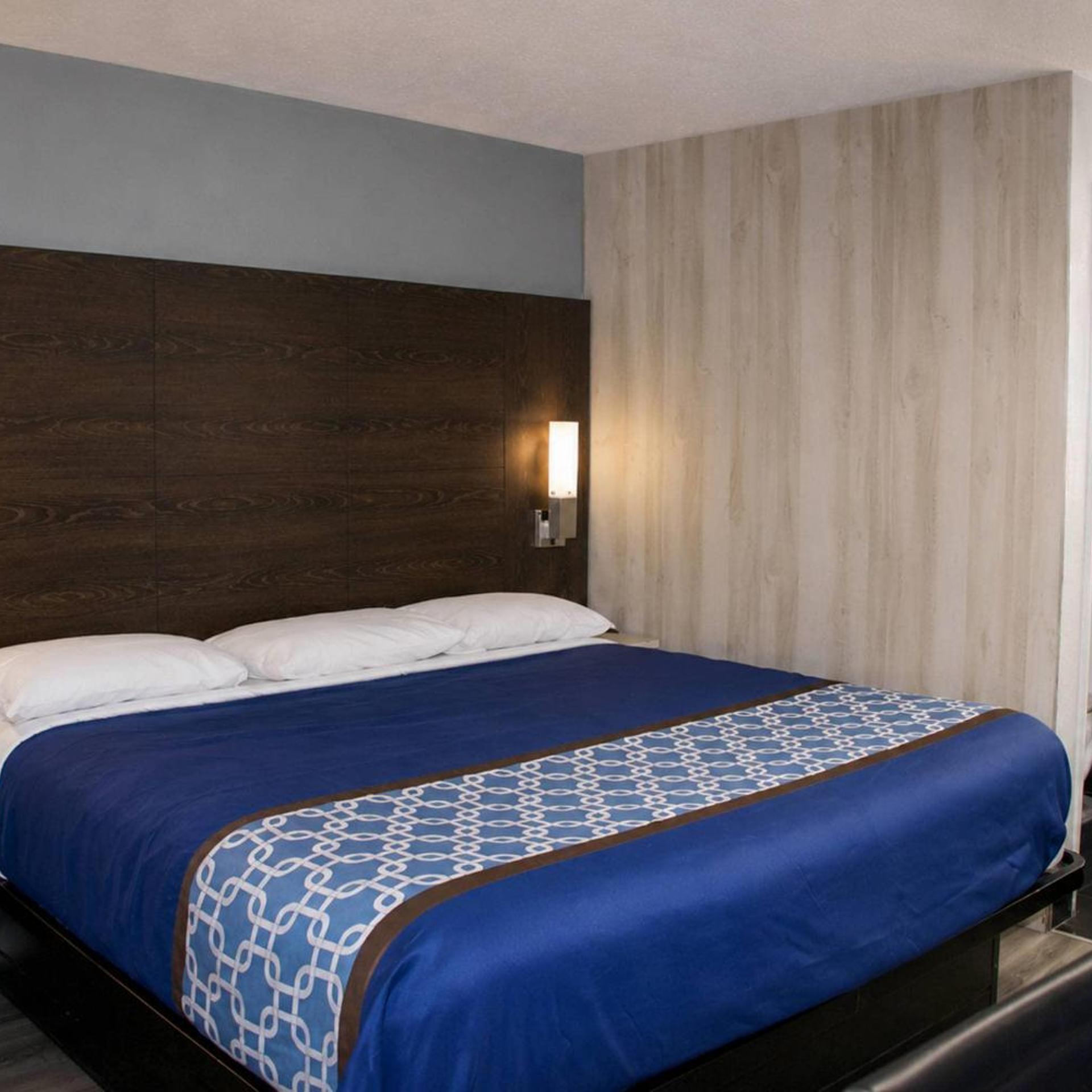 Room, King Bed, Exterior Entrance