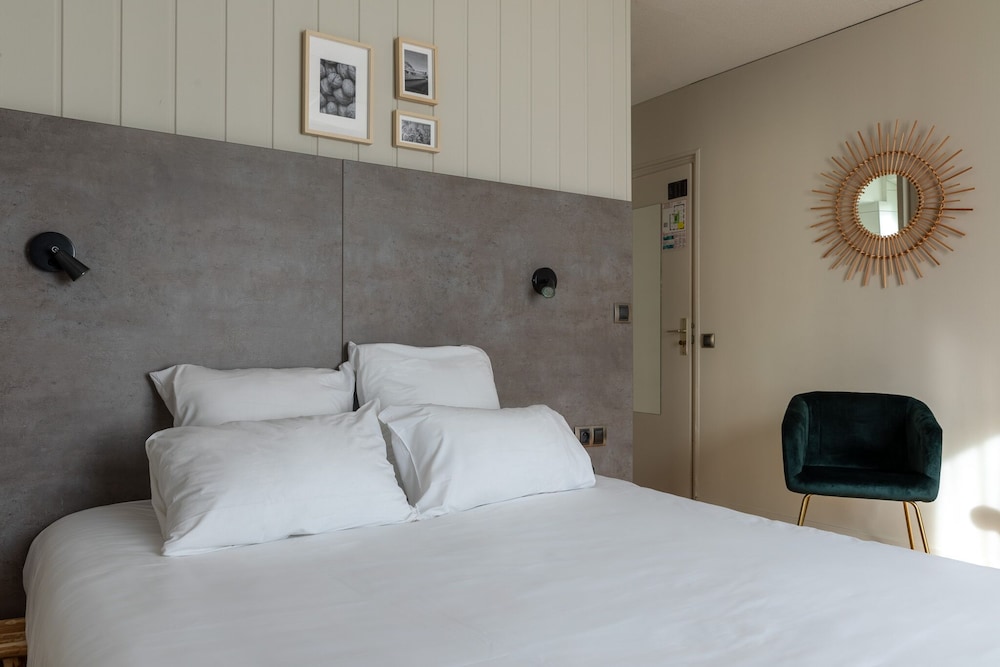 ROOM, DOUBLE BED