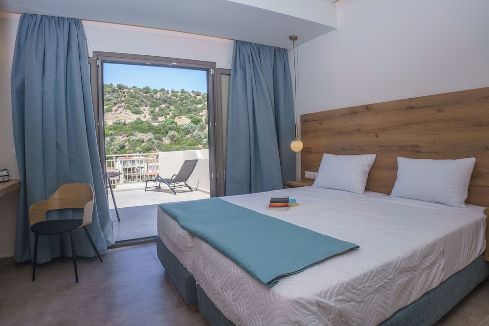 DELUXE, DOUBLE OR TWIN BED
