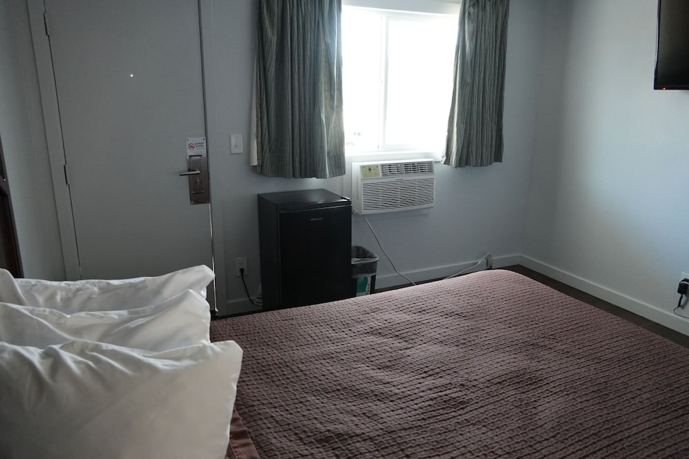 La Hacienda Motel 24/65