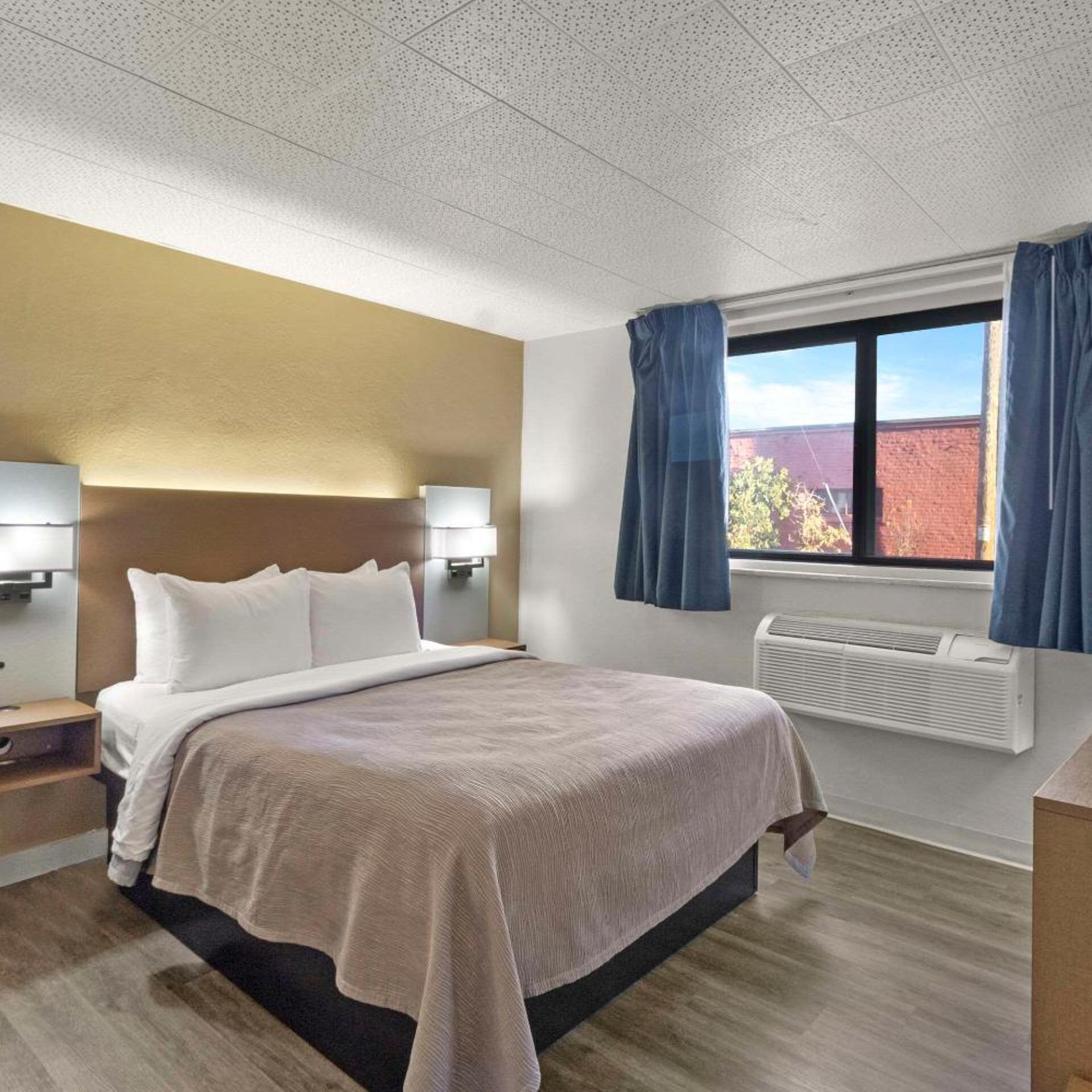 غرفة بسرير كوين مع أريكة، Quality Inn & Suites Green Bay Downtown 4/7