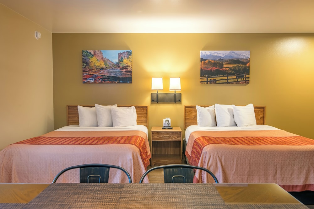 SUITE, 3 QUEEN BEDS, KITCHEN