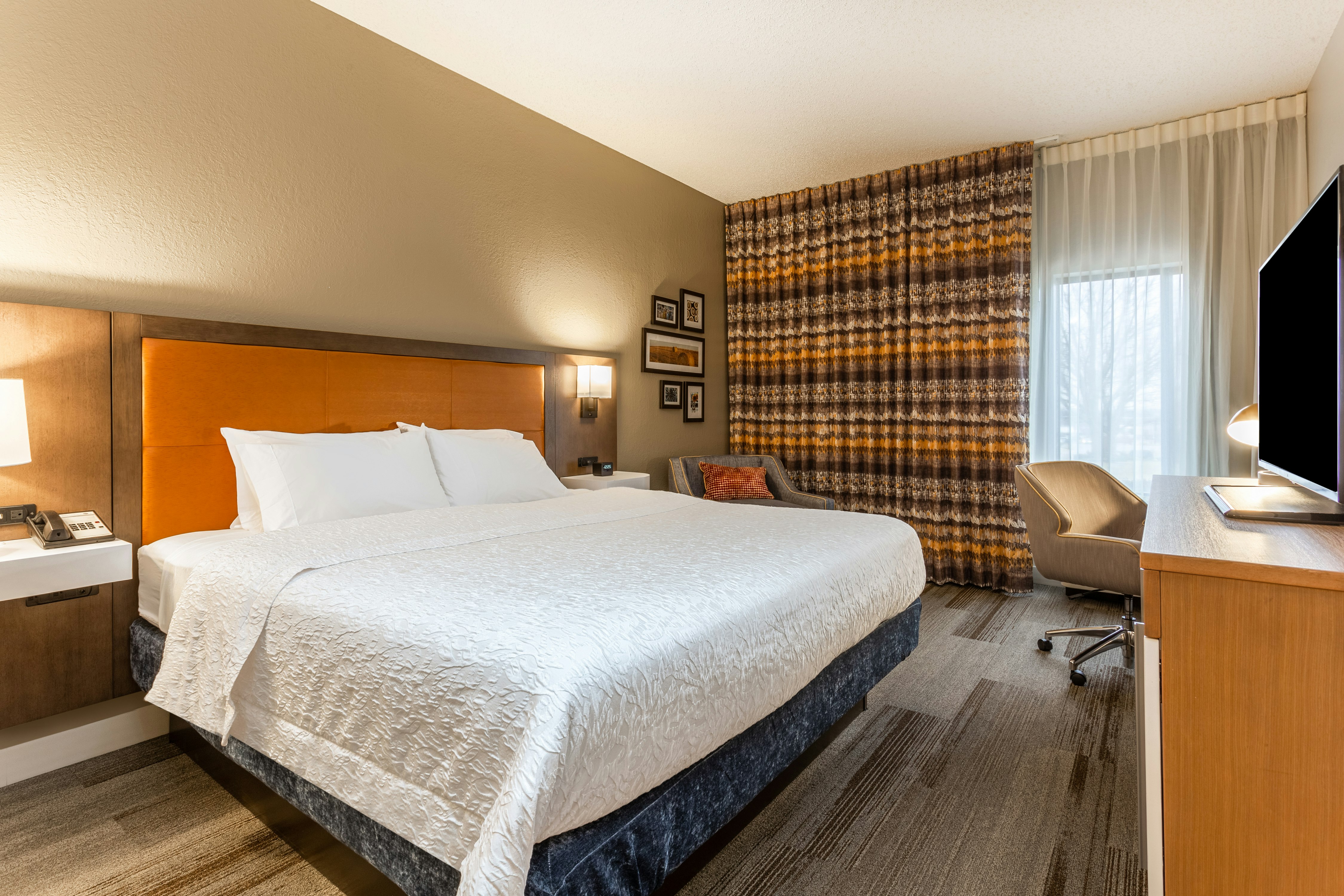 ROOM, KING BED