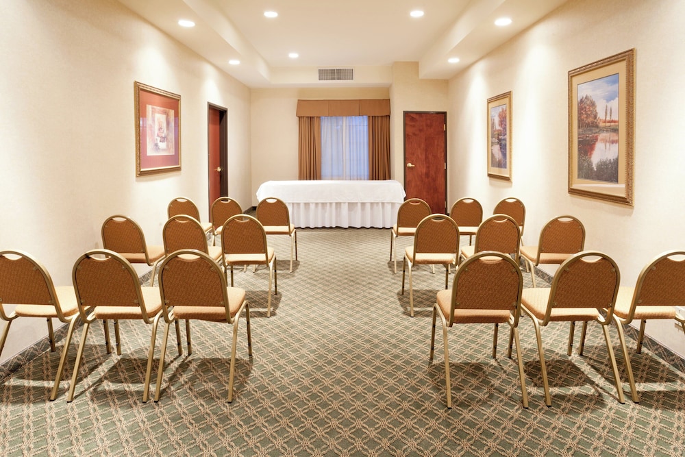 Holiday Inn Express Hotel Suites Kerrville 57/62
