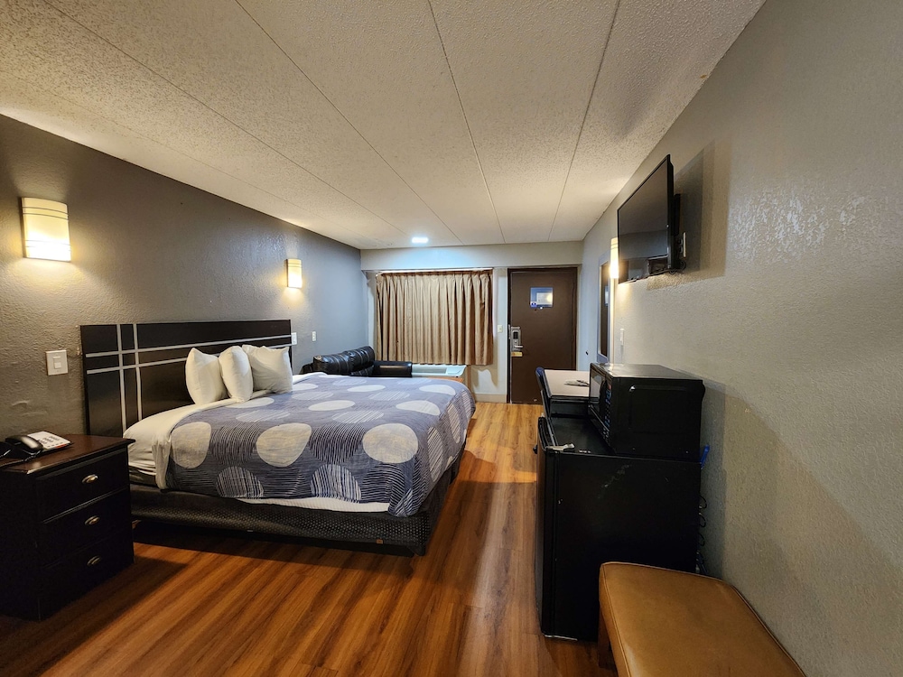 SUITE, KING BED