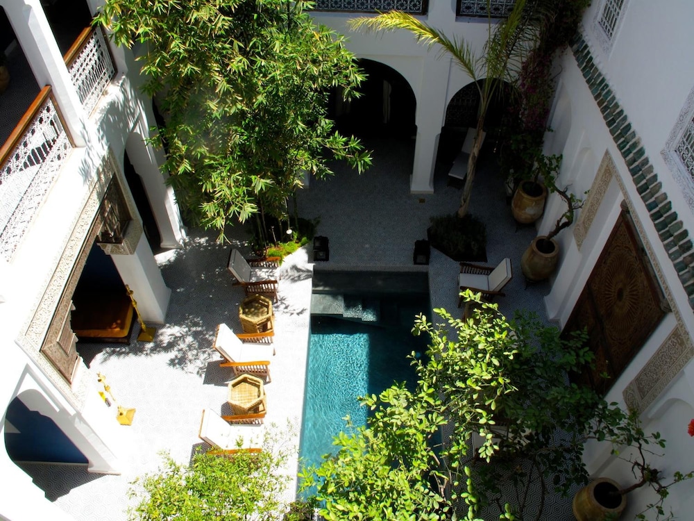Riad Les Yeux Bleus 71/75