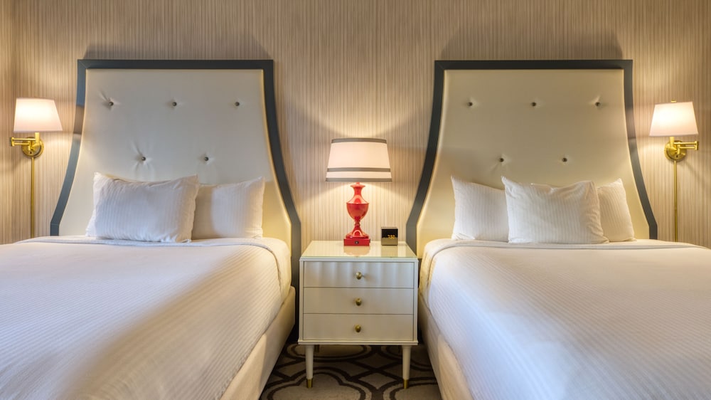 BORDEAUX, 2 QUEEN BEDS, STRIP VIEW, SOUTH WING