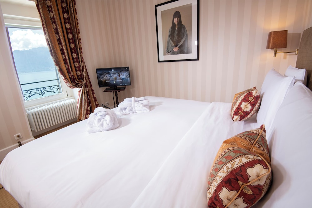 Mixed Dorm, Suite, 1 King and 1 Single Beds