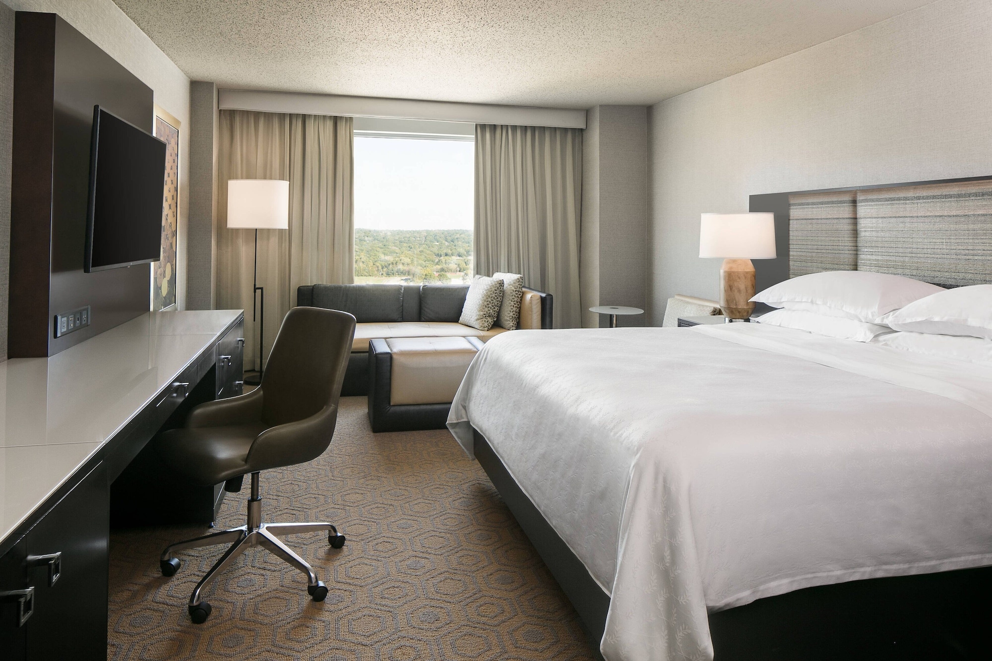 غرفة كلوب بسرير كينج، SHERATON OVERLAND PARK HOTEL AT THE CONVENTION CENTER 3/9