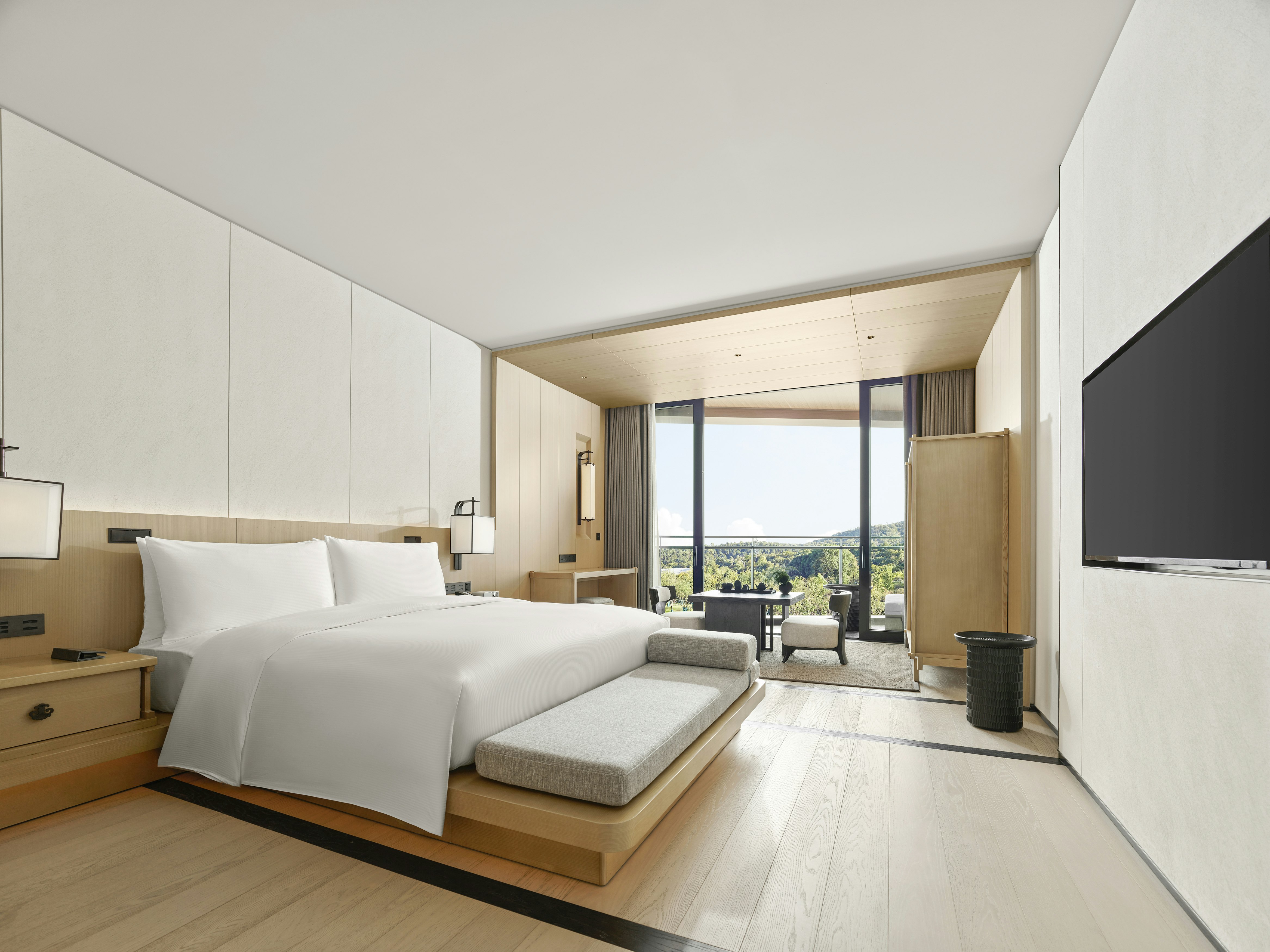 DELUXE, KING BED