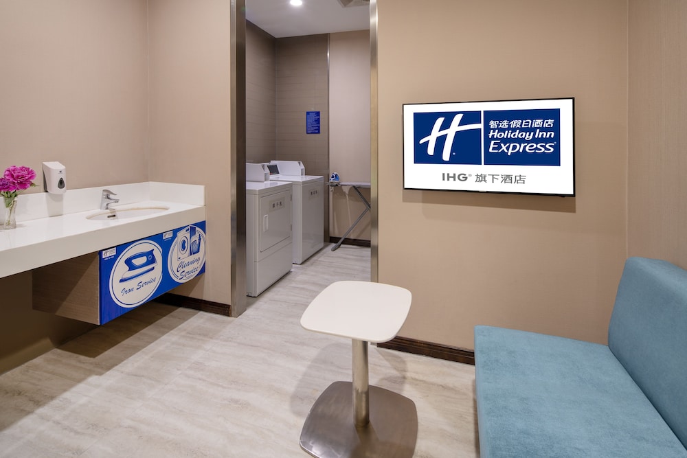 Holiday Inn Express Luoyang City Center 36/72