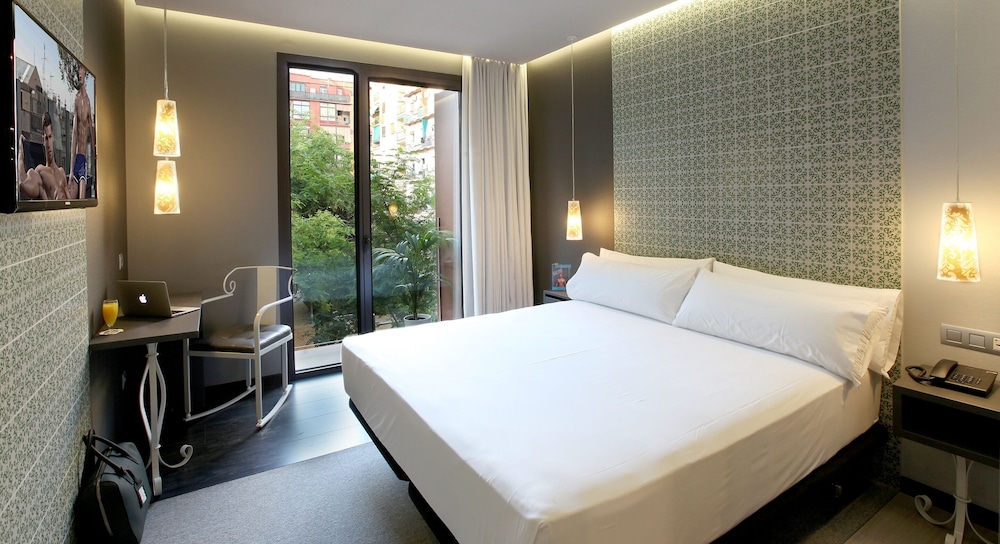 SUPERIOR, SINGLE, KING BED