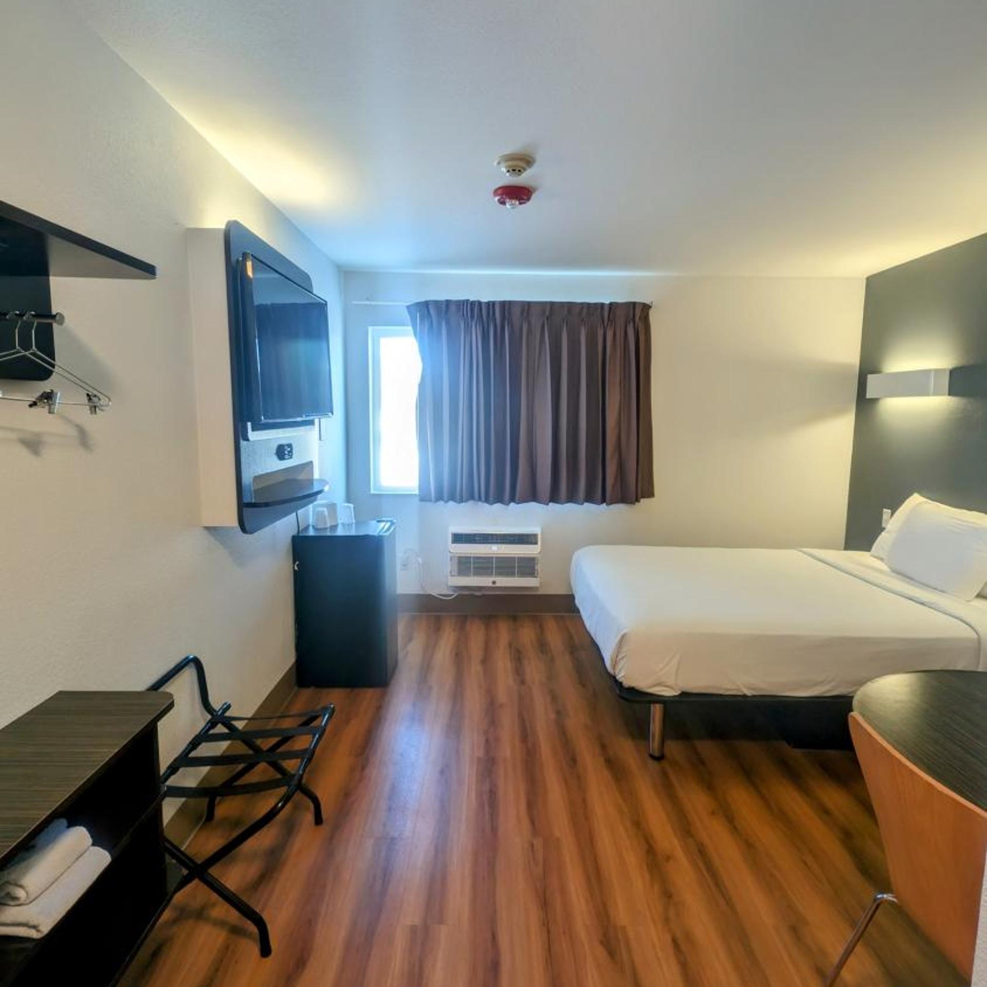 غرفة بسرير كوين يُسمح فيها بالحيوانات الأليفة، Econo Lodge Idaho Falls, ID 2/10