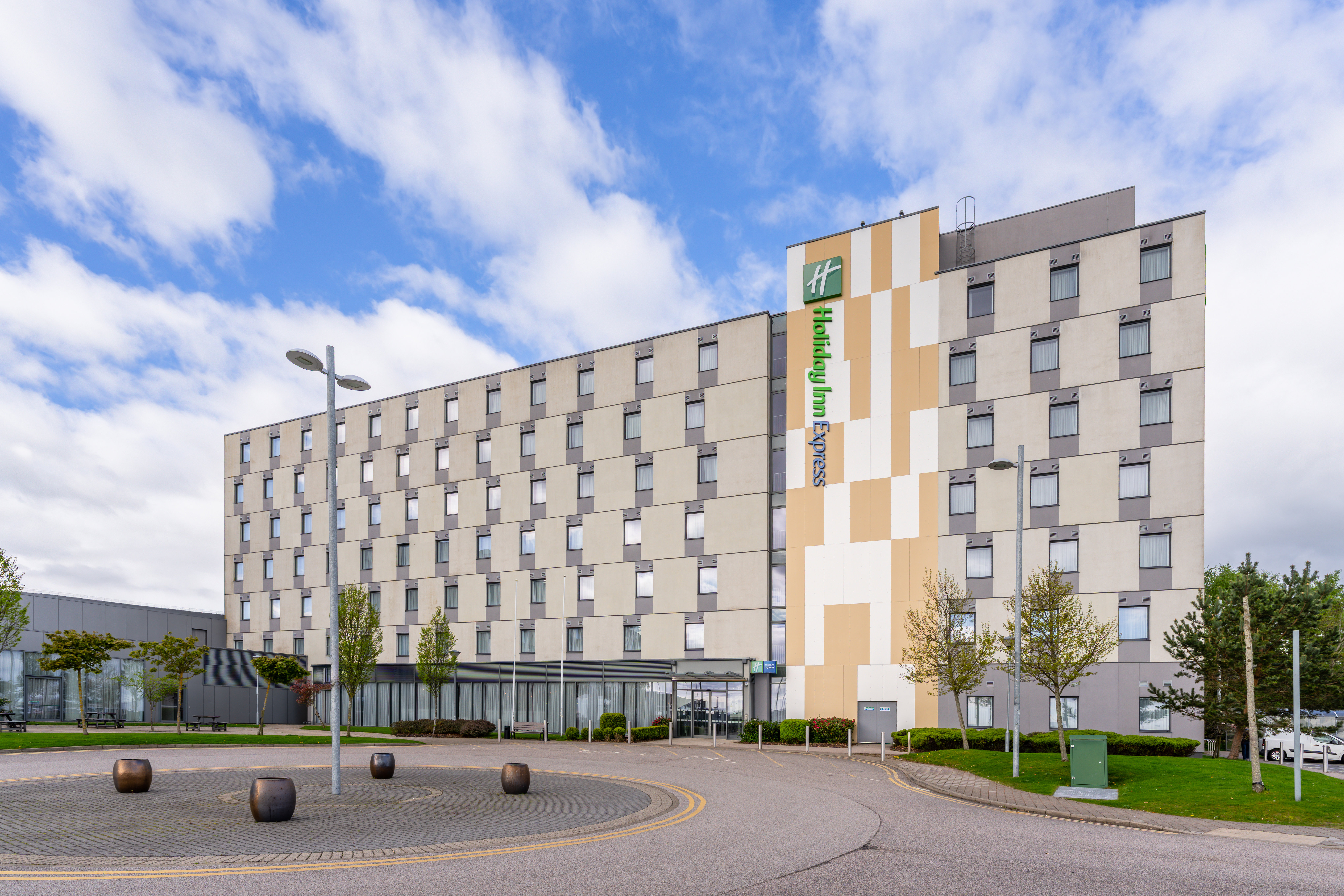 Holiday Inn Express Aberdeen Airport 66/72