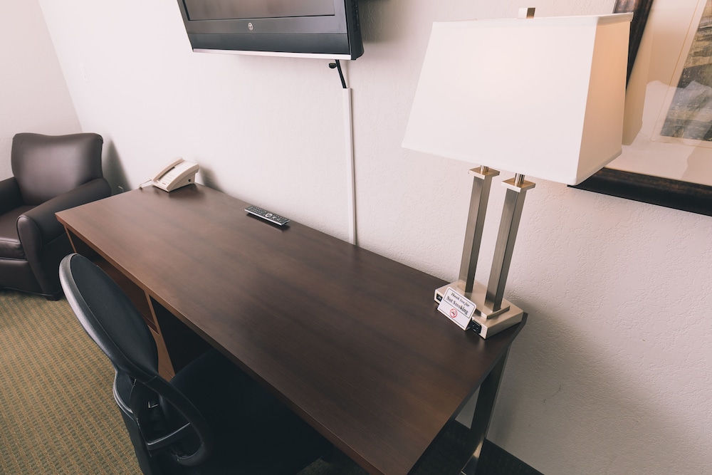 Service Plus Inn and Suites - Grande Prairie 52/62