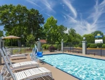 Days Inn by Wyndham Blakely 17/23