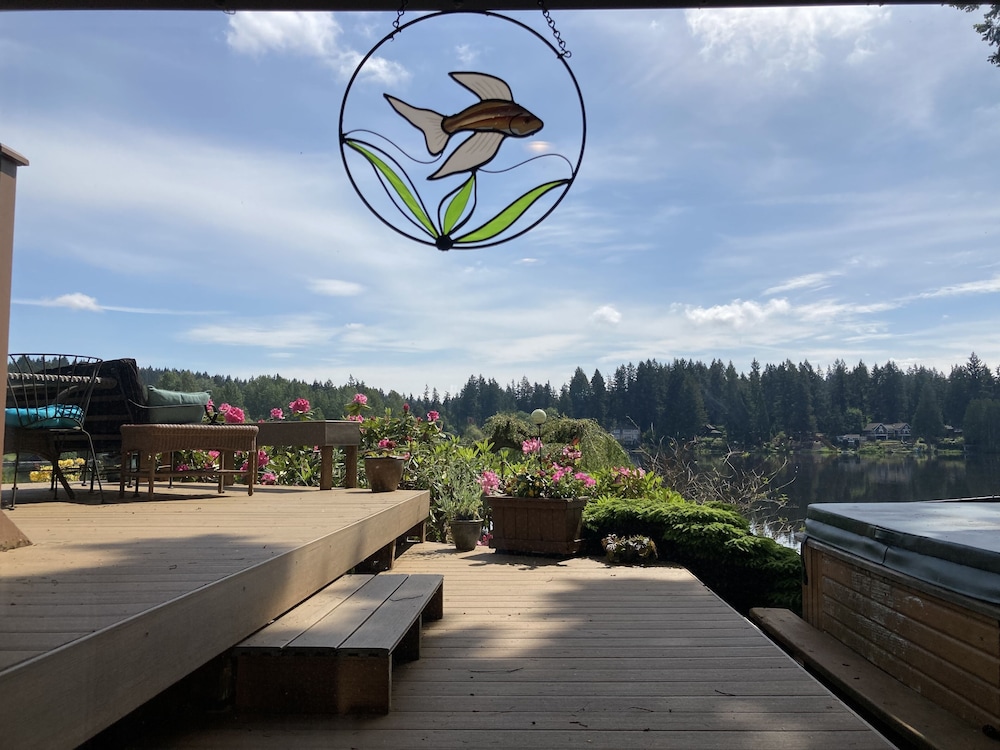 Cottage Lake Bed And Breakfast 25/50