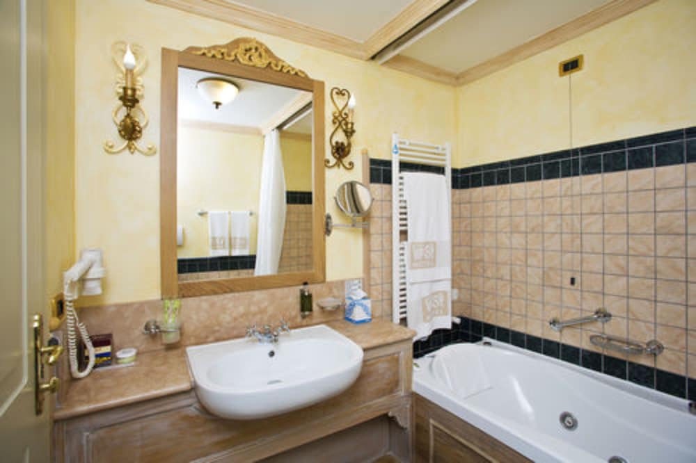 Vip's Motel Luxury Accommodation & Spa 65/72
