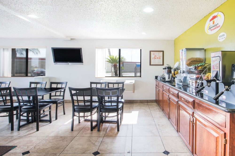 Super 8 by Wyndham Harlingen TX 28/33