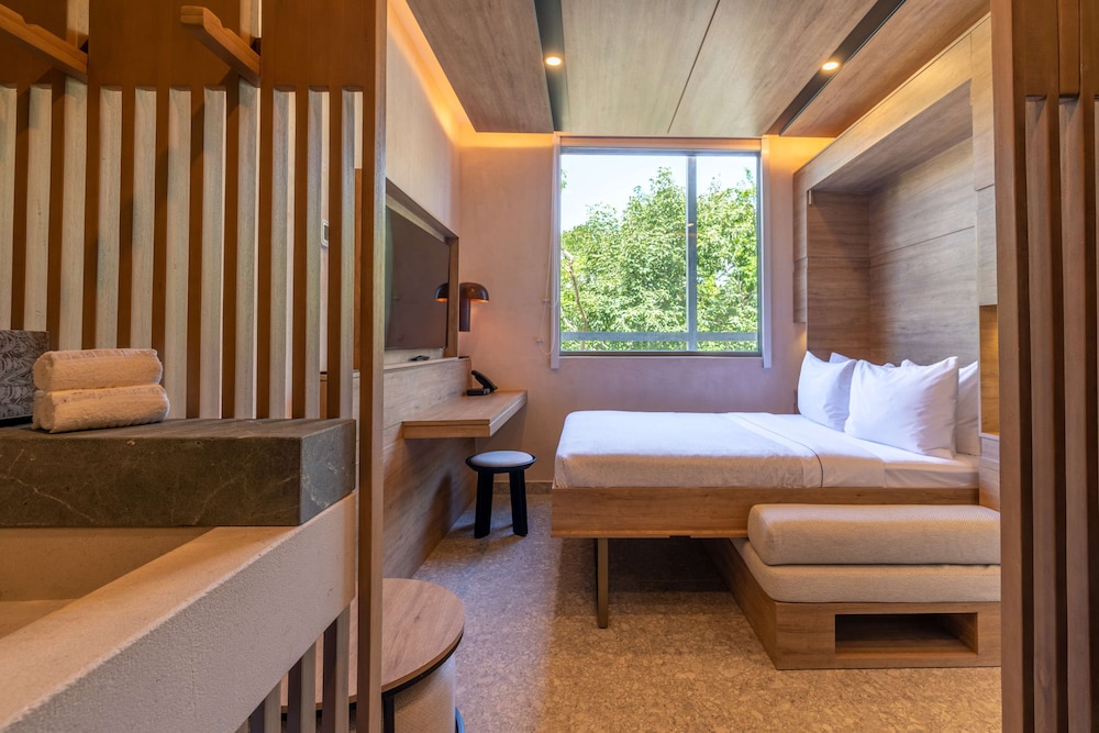 ROOM, MURPHY BED, QUEEN BED