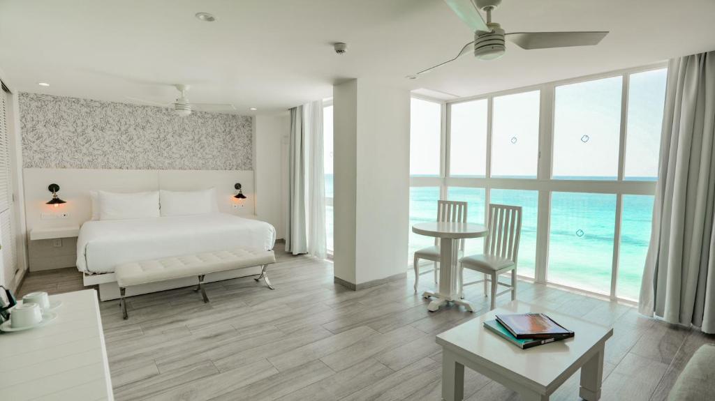 Junior Suite, King Bed, Ocean Front
