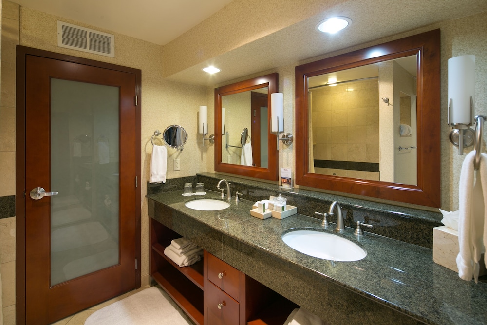 CANNERY ROW, KING BED, BALCONY