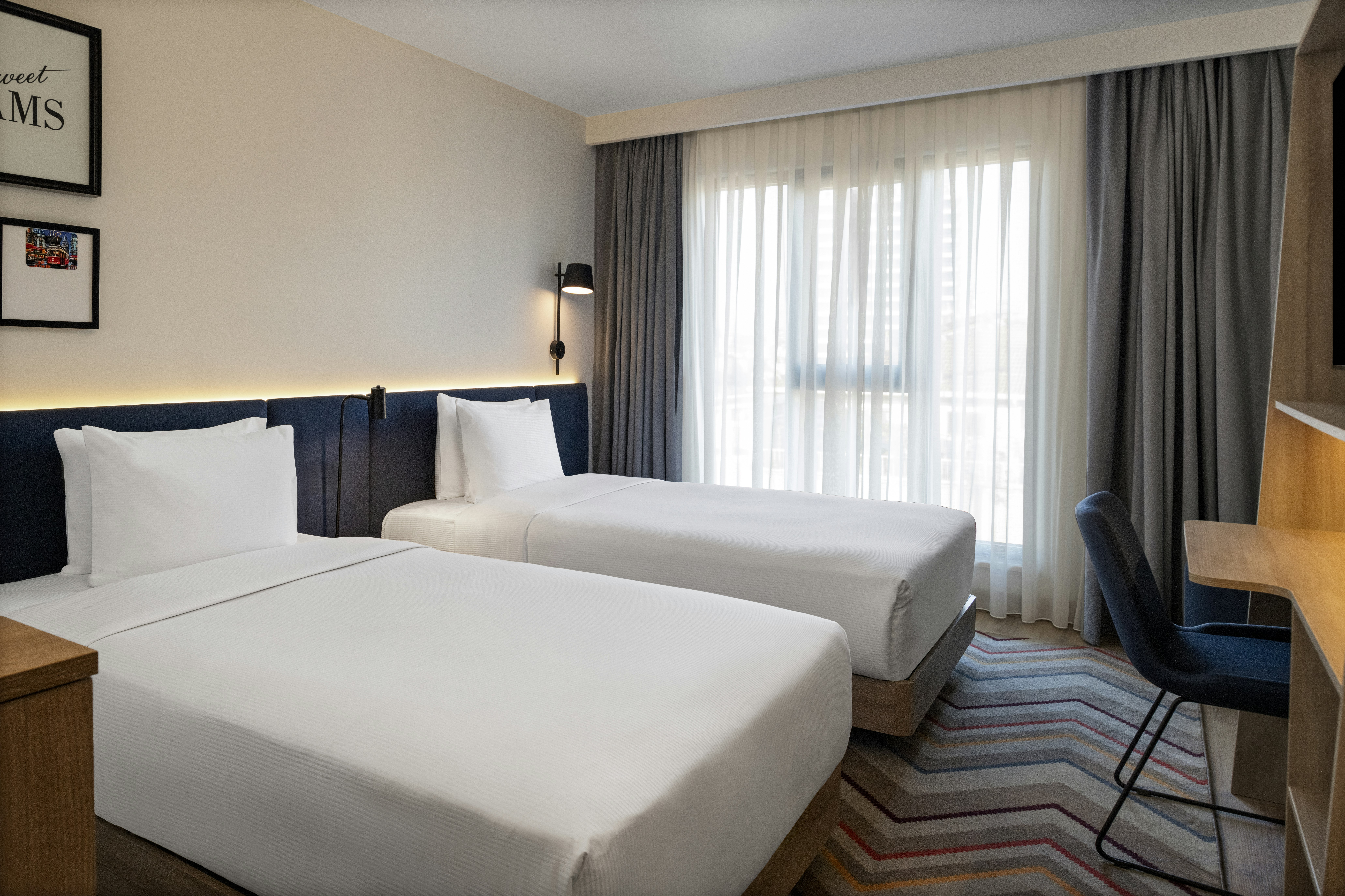 ROOM, TWIN BEDS
