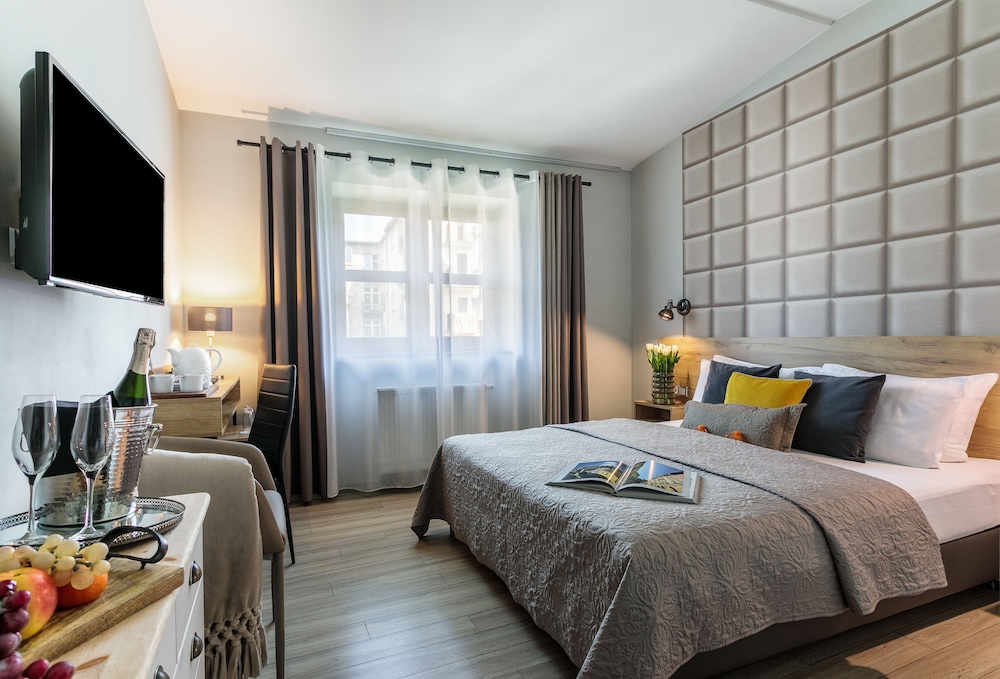 ROOM, DOUBLE BED