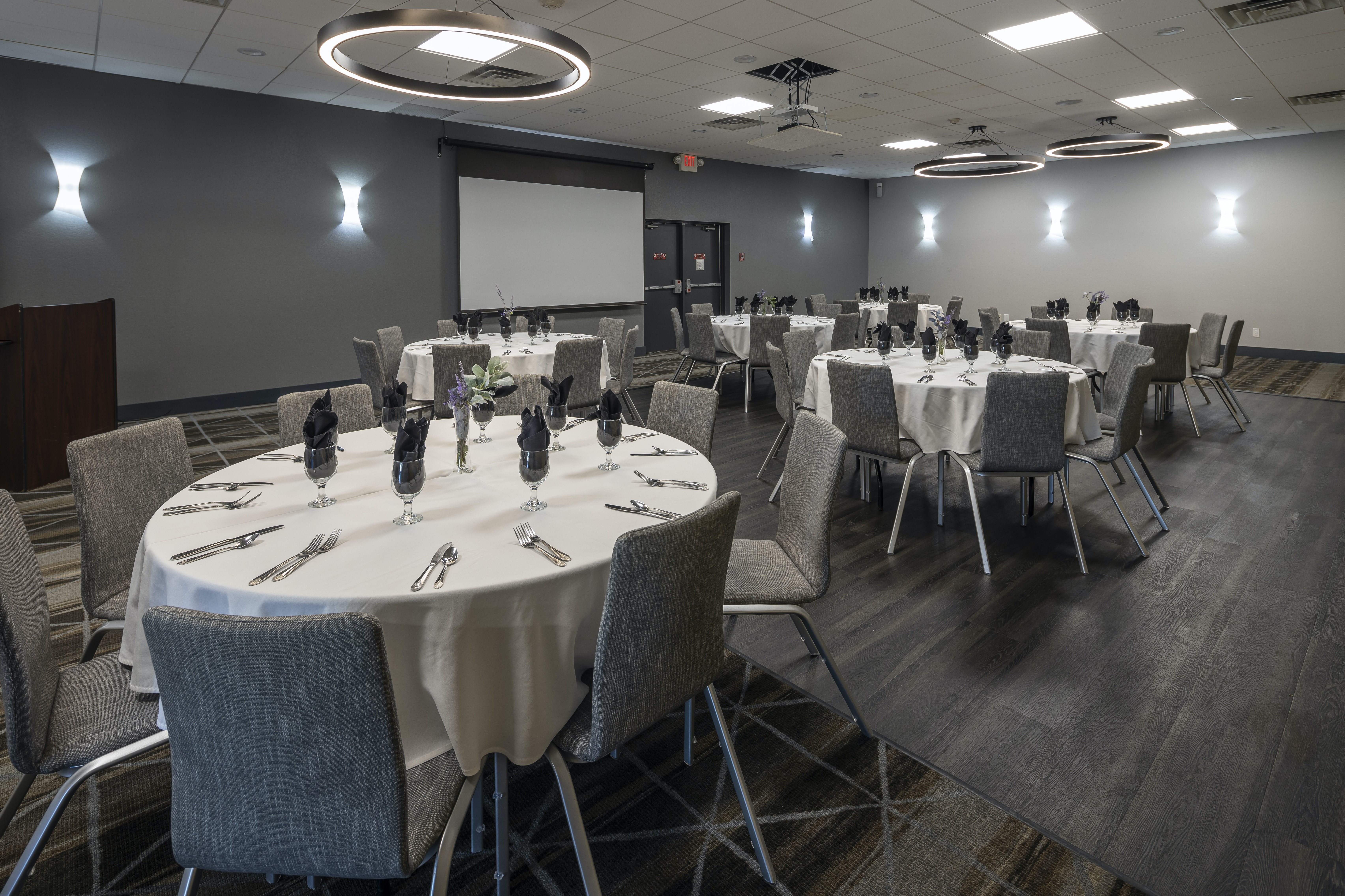 Holiday Inn Detroit Lakes 48/67