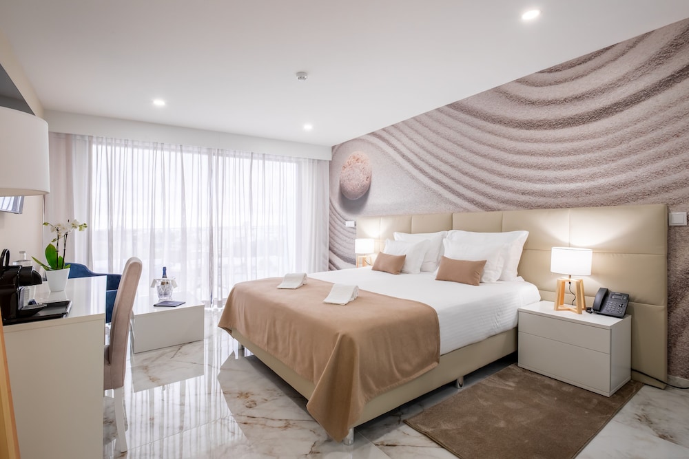 Lagos Atlantic Hotel 12/50
