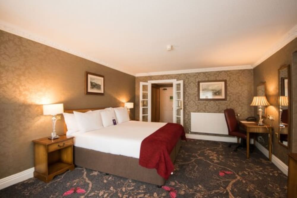 غرفة كلاسيكية عائلية بسرير كينج وسرير بطابقين، Kingsmills Hotel 2/4