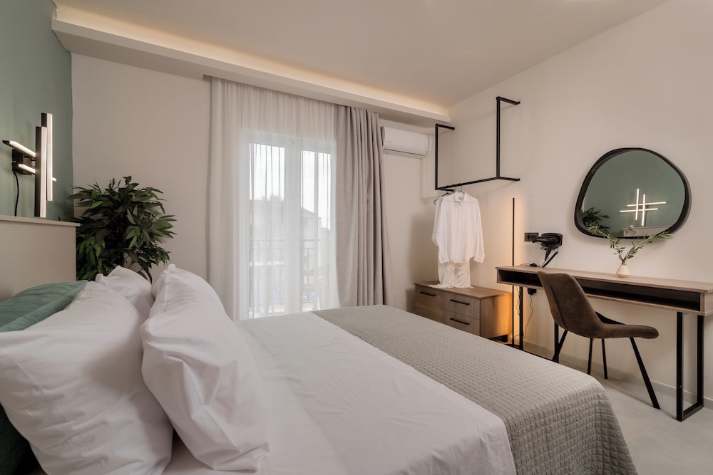 Deluxe, Apartment, 1 Double and 3 Single Beds, Pool View، Hera Zakynthos Hotel 2/4