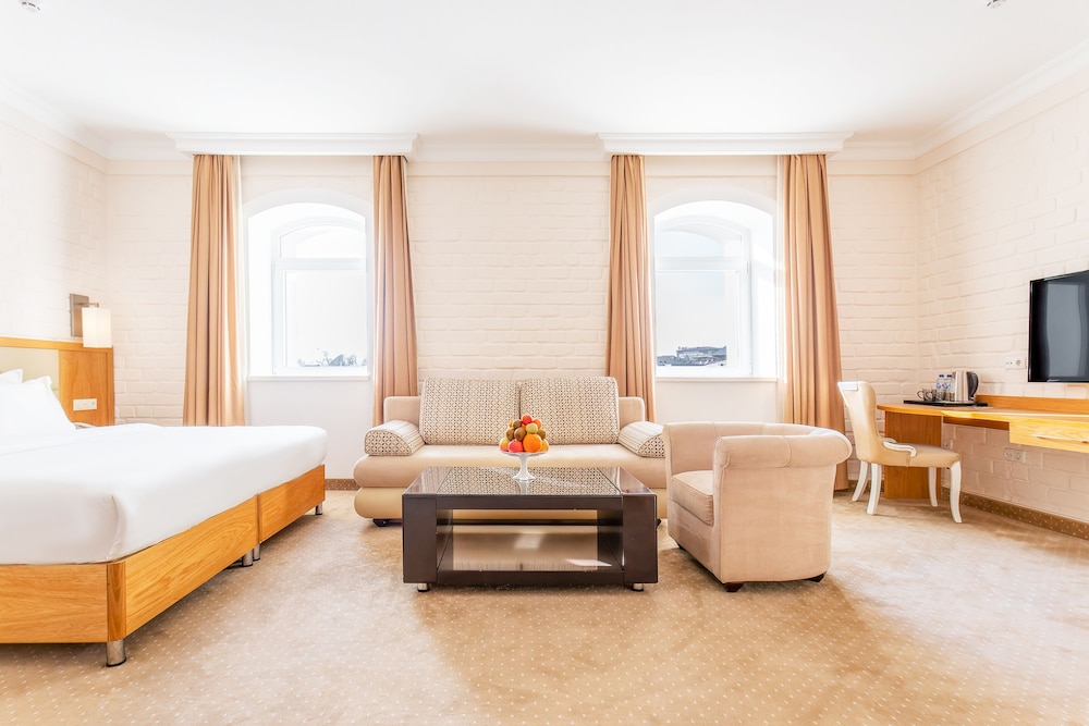DELUXE, KING BED, CITY VIEW