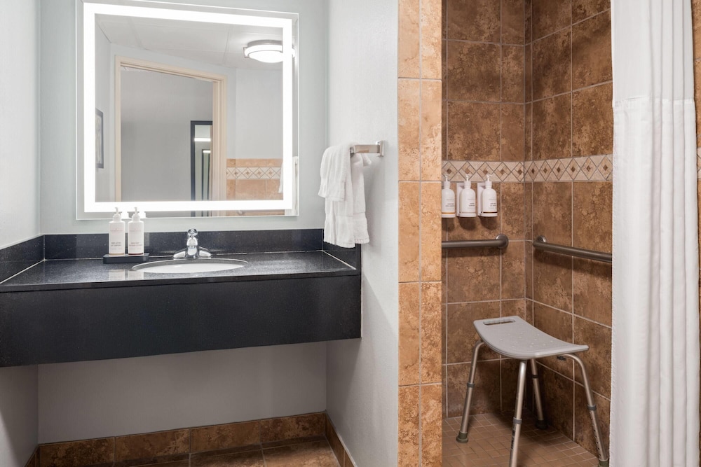غرفة بسرير كينج لذوي الإعاقة، AmericInn by Wyndham Grand Forks 3/3
