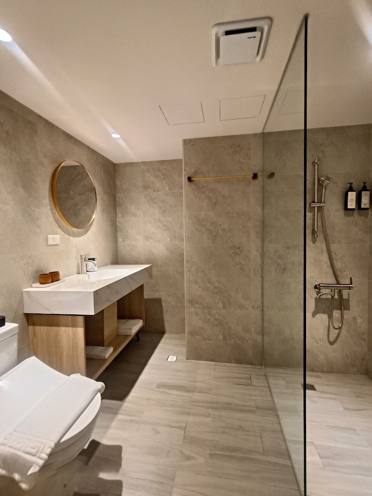 Jing Jing Holiday Hotel 43/46