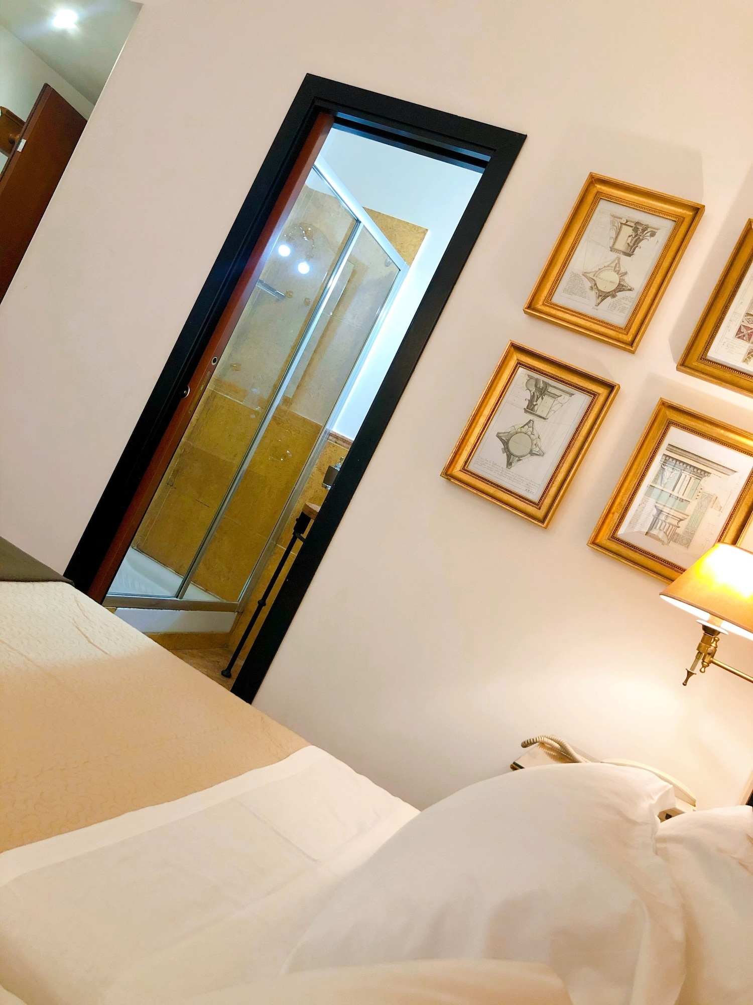 ROOM, TWIN BEDS