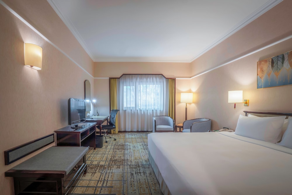 Standard, King Bed, Club Lounge Access, Metropark Lido Hotel 6/10