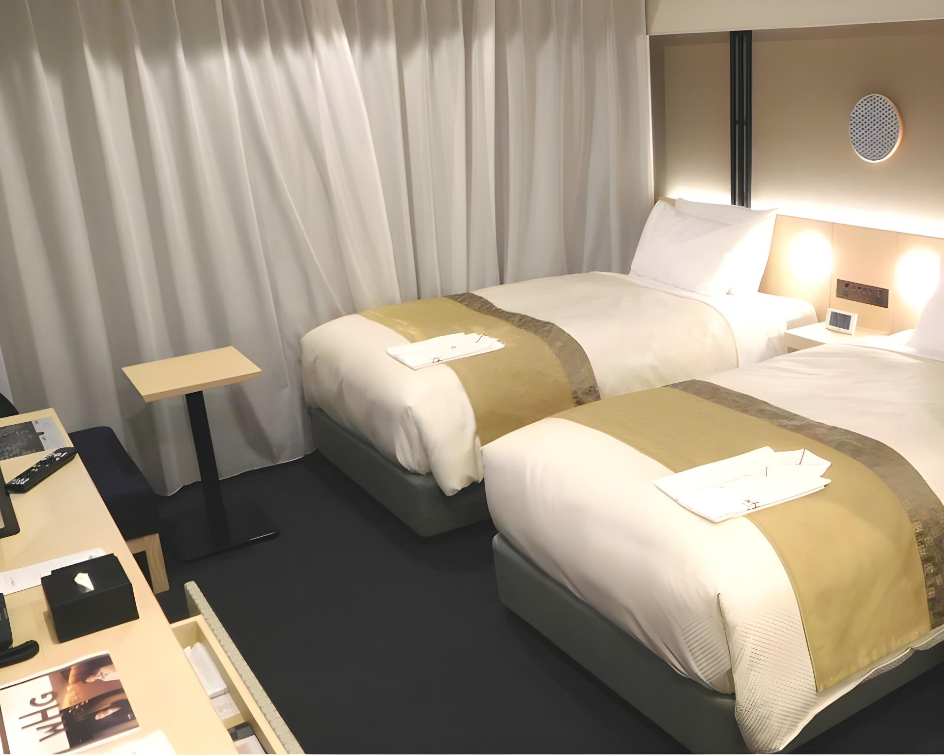 Universal, Twin Beds