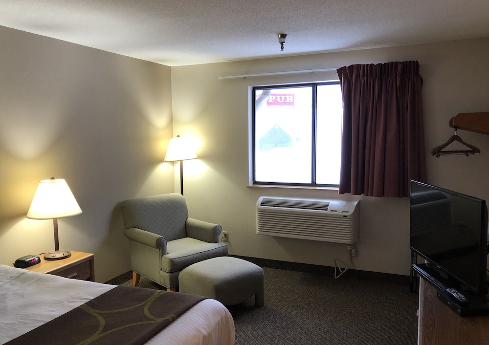 Super 8 by Wyndham Salmon Arm 30/35