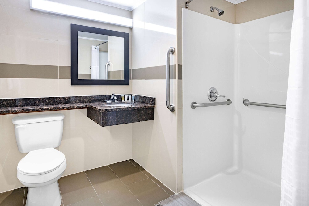 Super 8 by Wyndham Lindenhurst 20/22