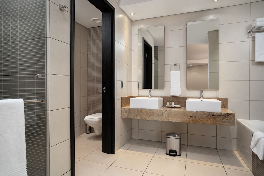 Premier Hotel Or Tambo 11/66