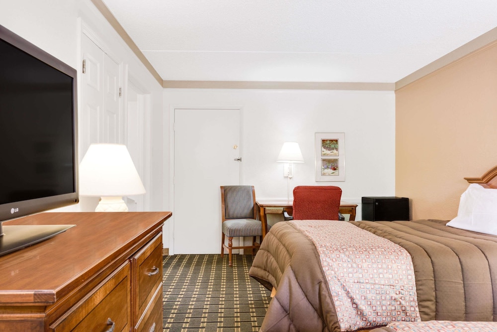 Days Inn By Wyndham Birmingham/West 15/32