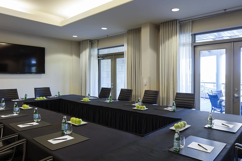 Delta Hotels by Marriott Guelph Conference Centre 38/39