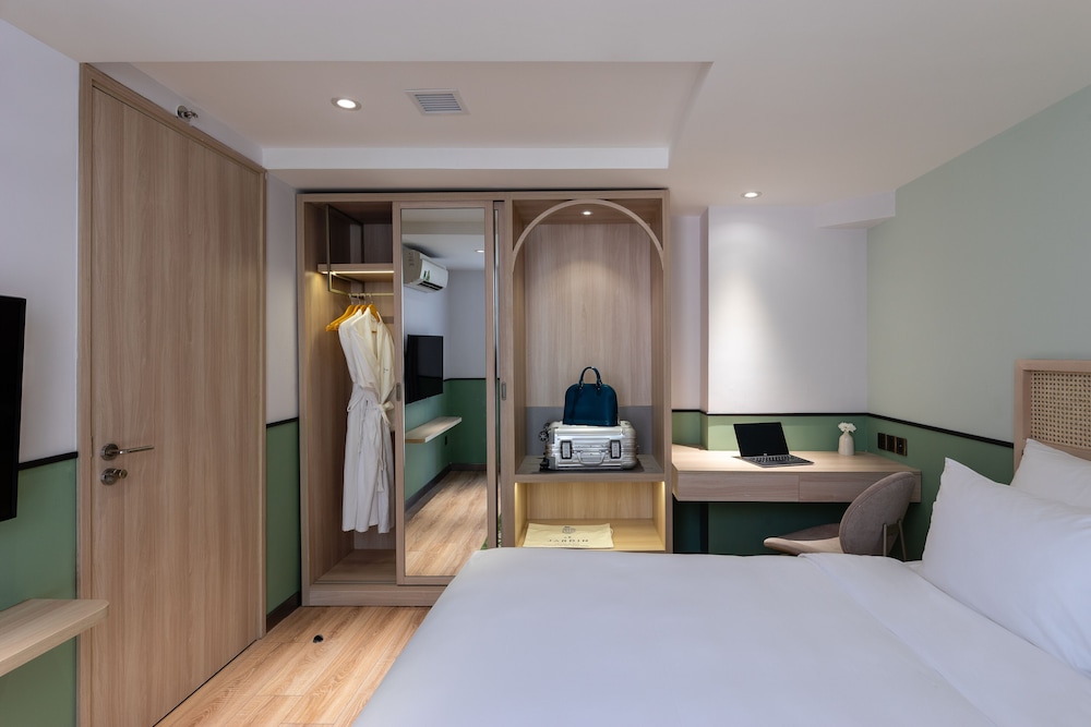 CONNECTING, FAMILY, SUITE