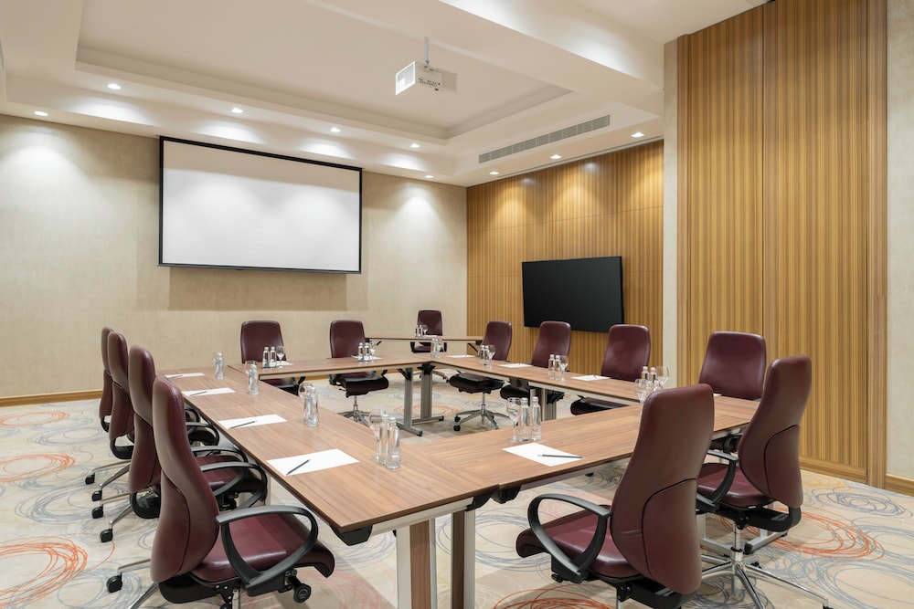 كراون بلازا الرياض منهال(Radisson Blu Hotel and Convention Center, Riyadh Minhal) 55/67