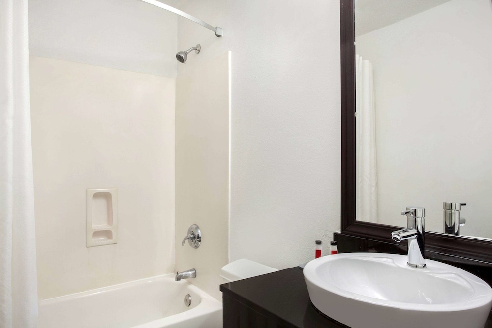Super 8 By Wyndham Pensacola 44/49