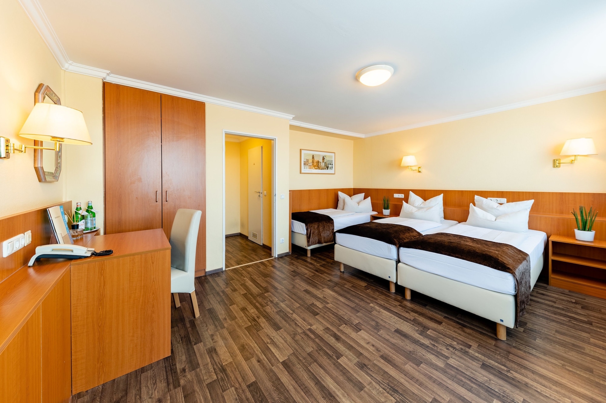 ROOM, QUADRUPLE