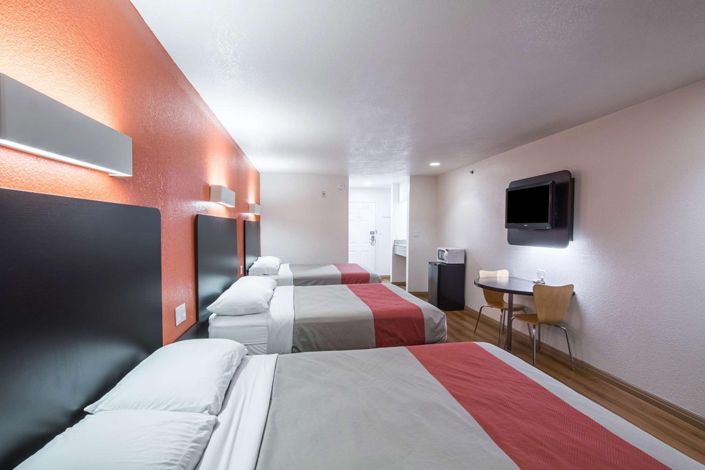 3 Queen Beds - Non-Smoking, Micfridge