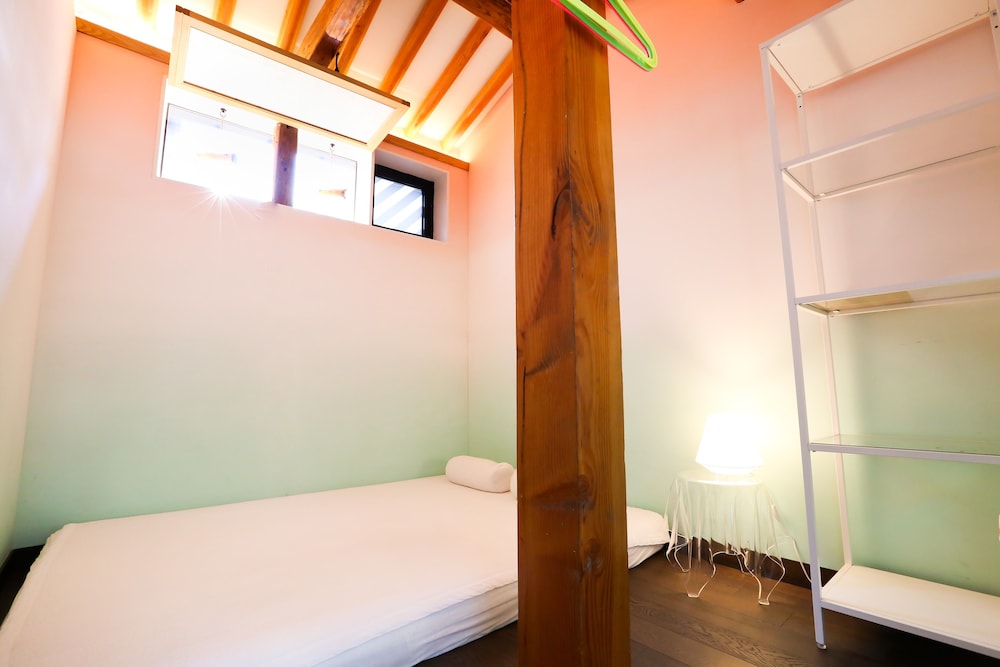 DESIGN, QUEEN BED